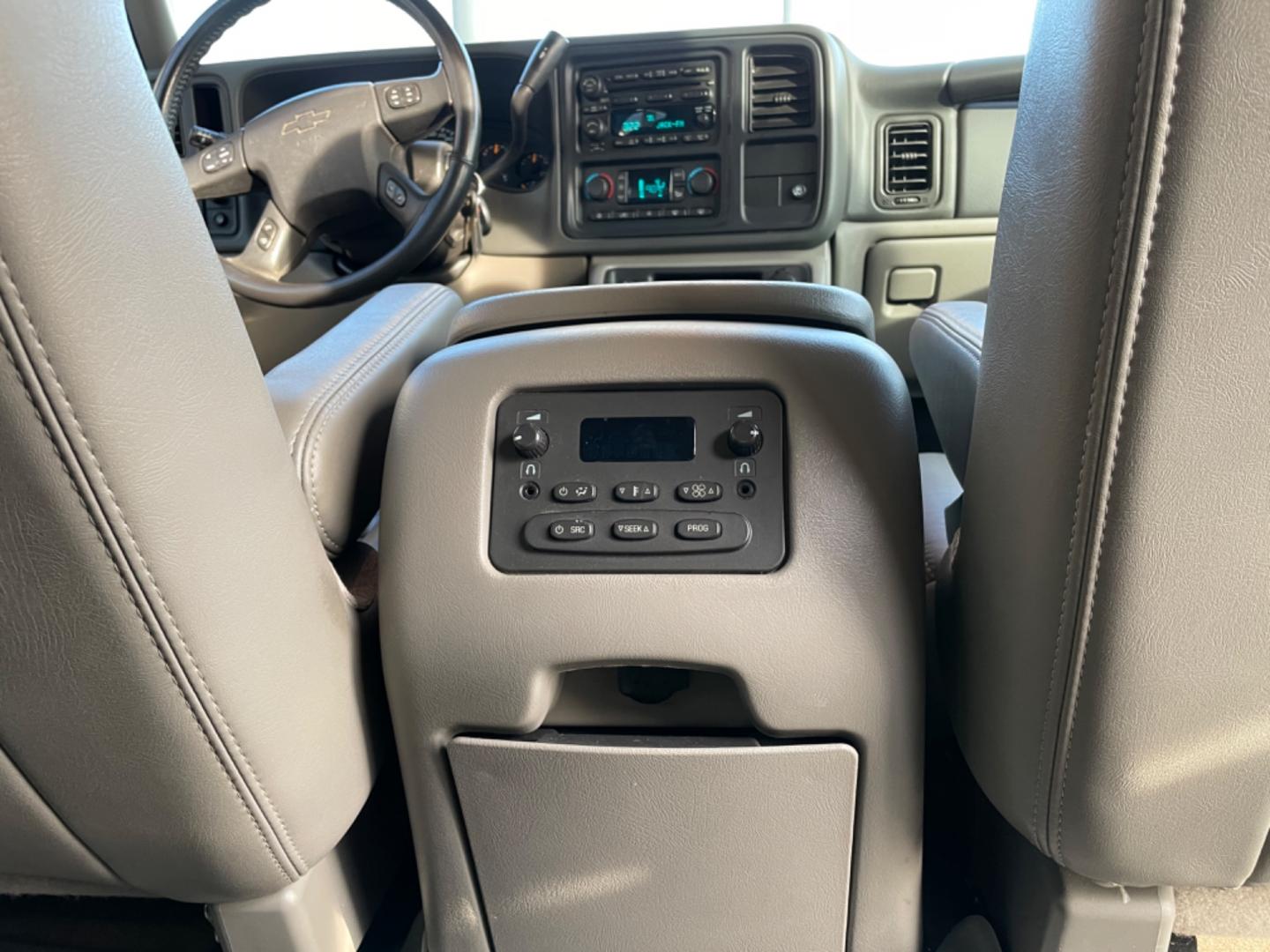 2006 White Chevrolet Suburban 1500 (1GNEC16Z16J) with an V8, 5.3 Liter engine, Automatic transmission, located at 8008 Warden Rd, Sherwood, AR, 72120, (501) 801-6100, 34.830078, -92.186684 - Photo#10